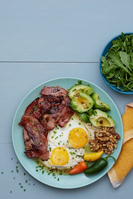 keto bacon eggs plate recipes diet carb low breakfast desayunos dinner foods egg avocado meals dieta recetas recipe meal cheese