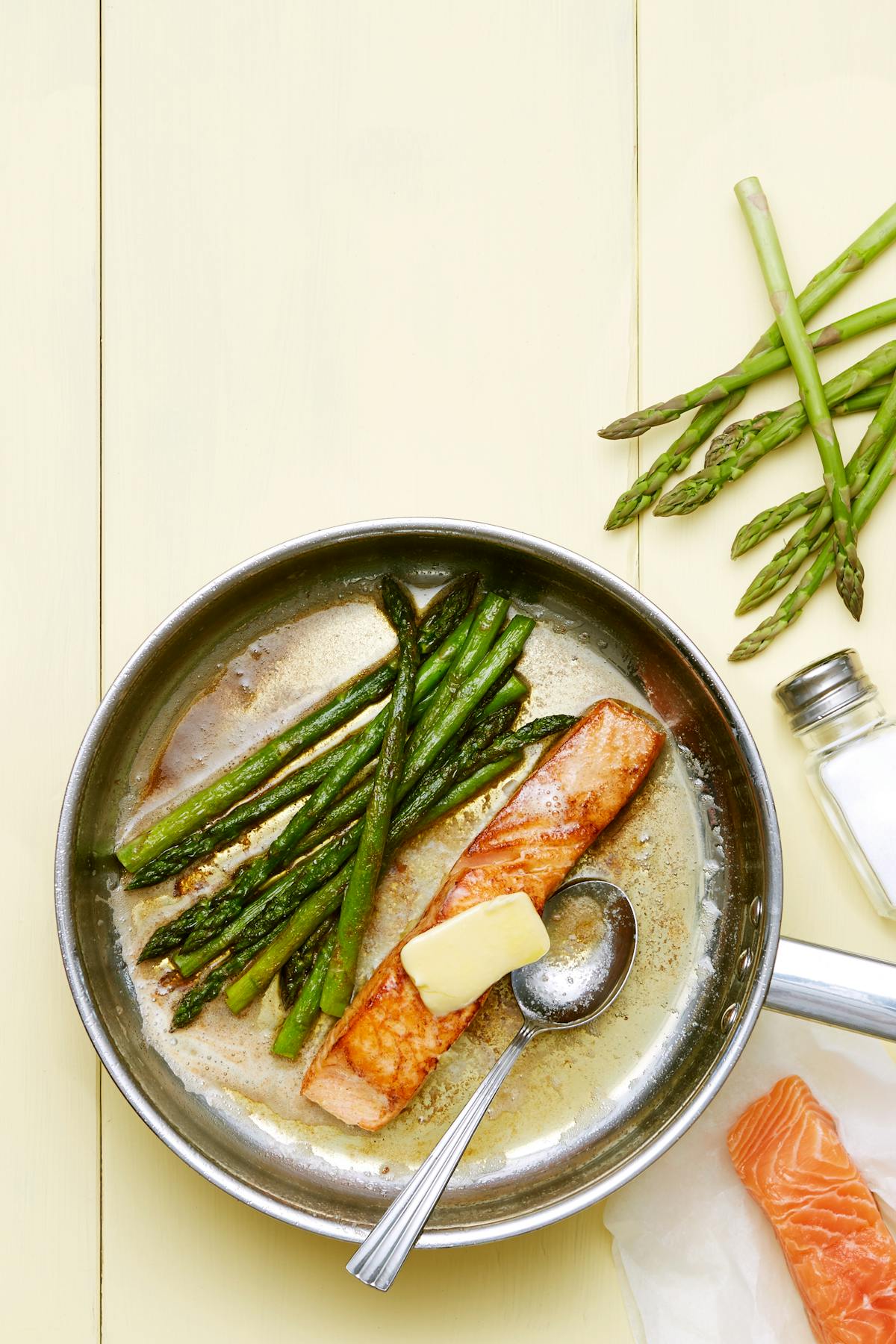 Keto fried salmon with asparagus