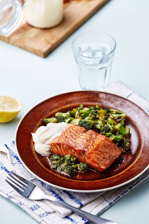 Keto fried salmon with broccoli and lemon mayo