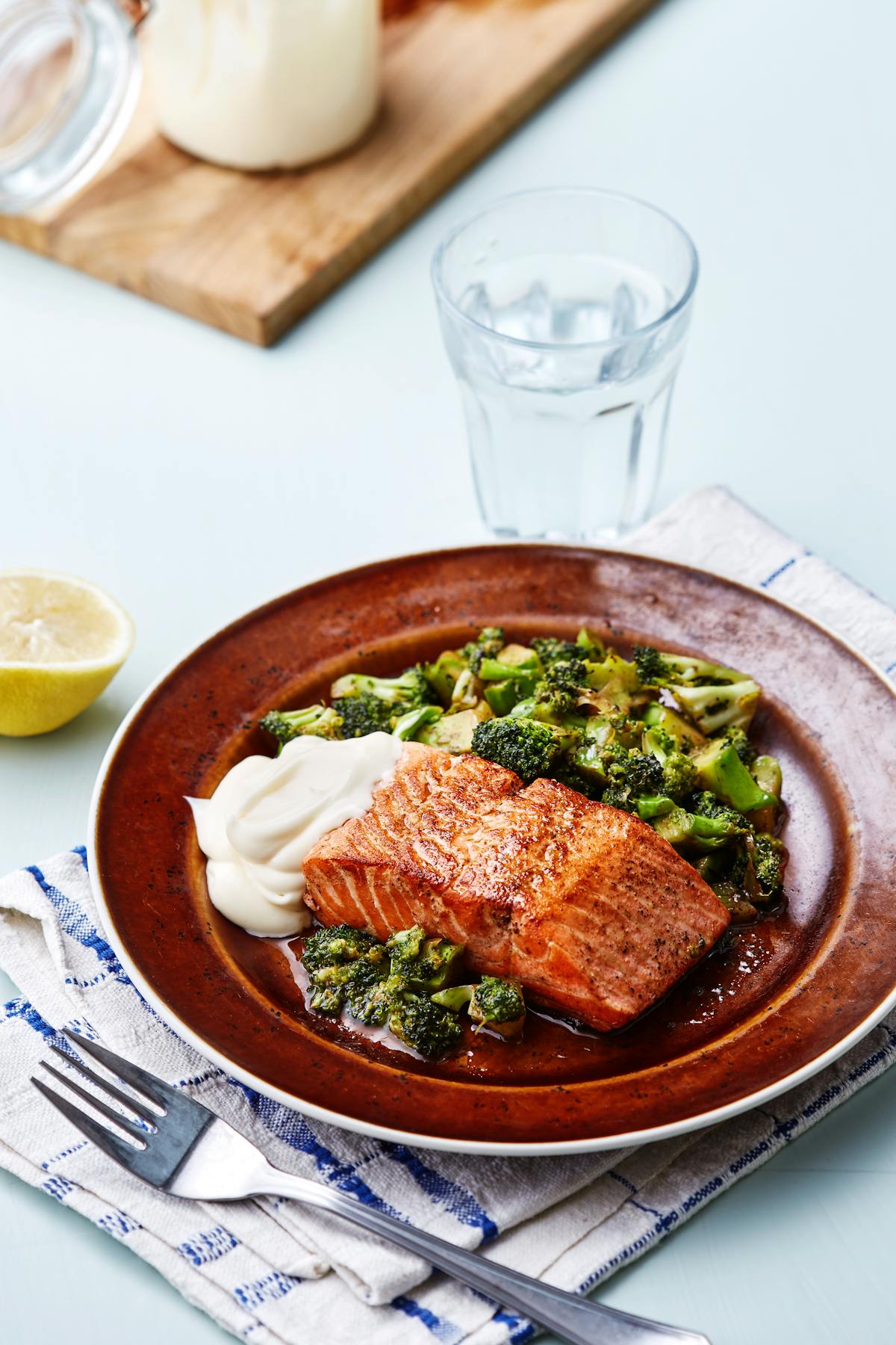 Keto fried salmon with broccoli and lemon mayo