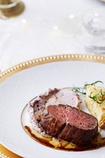 Keto chateaubriand with hasselback celery root and red wine butter