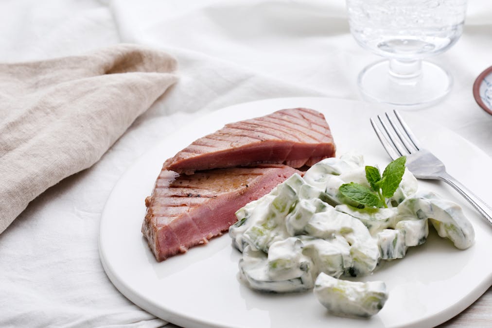 Grilled tuna with raita salad
