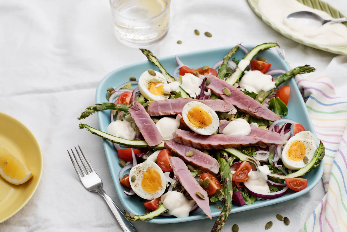 Grilled tuna salad with garlic dressing