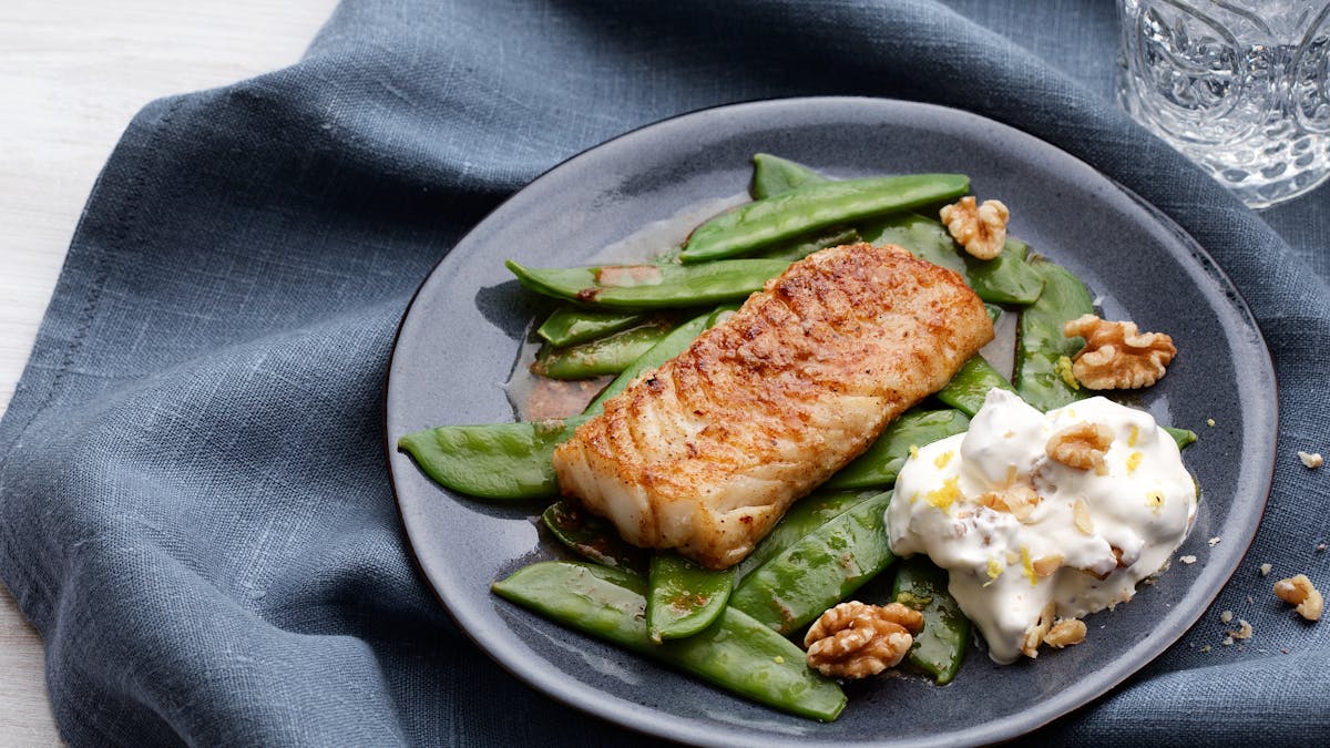 Fried fish with yogurt and walnut dip