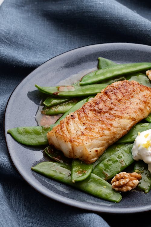 Fried fish with yogurt and walnut dip