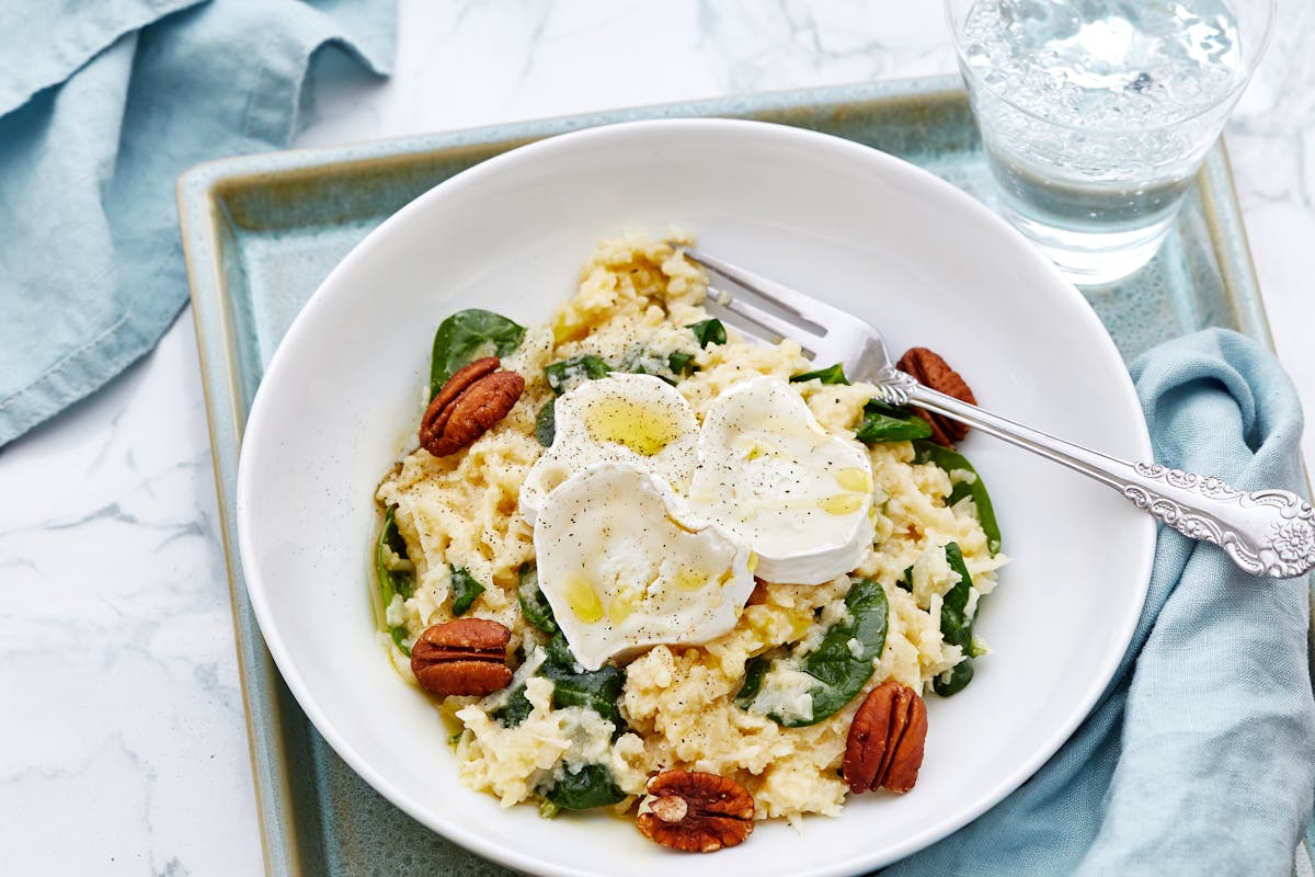 Creamy low carb cauliflower risotto with spinach and goat cheese