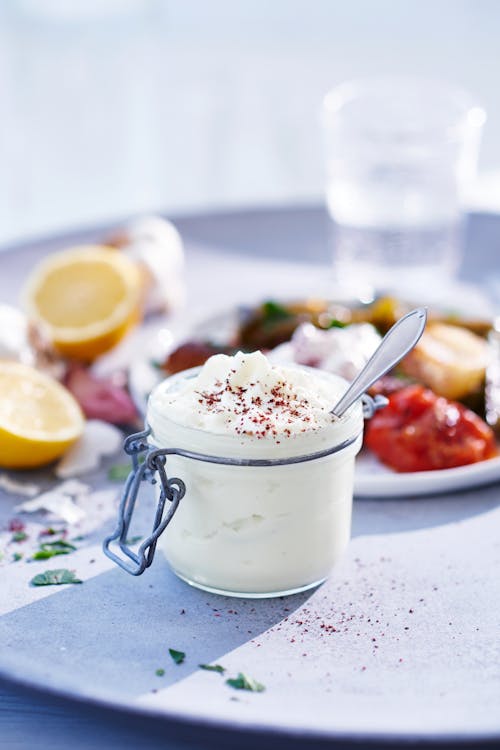 Lebanese garlic cream (toum)