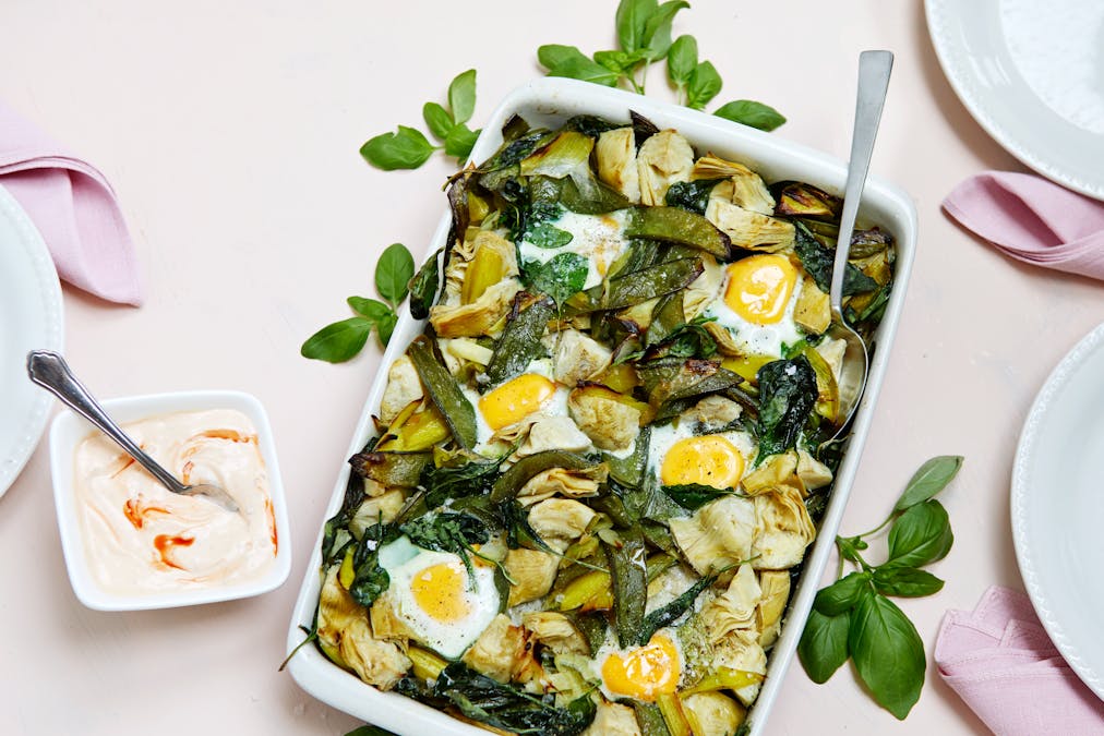 Baked eggs with veggies and spicy yogurt sauce