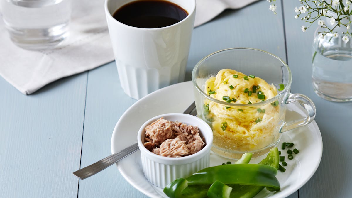 Scrambled eggs in a mug