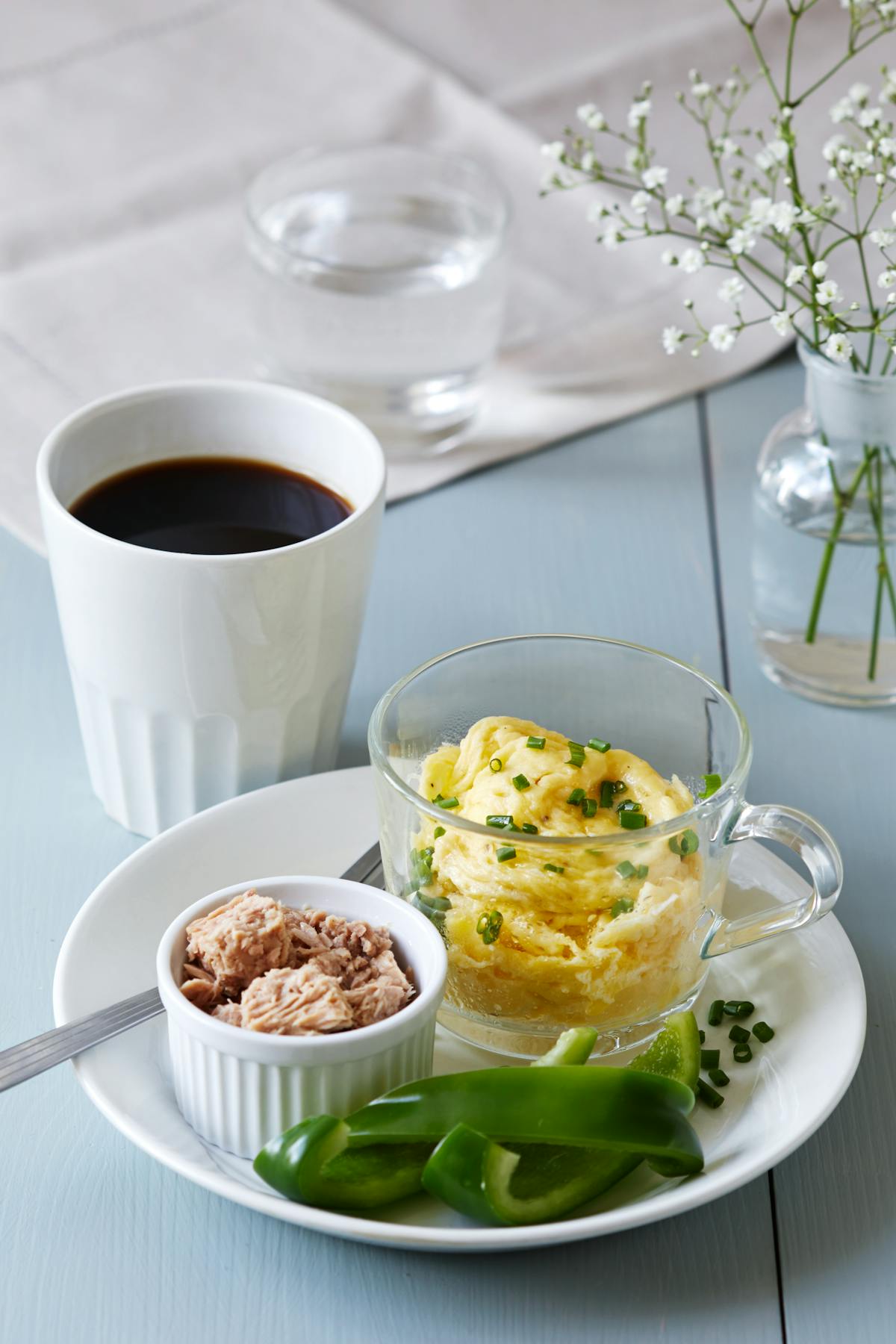 Scrambled eggs in a mug