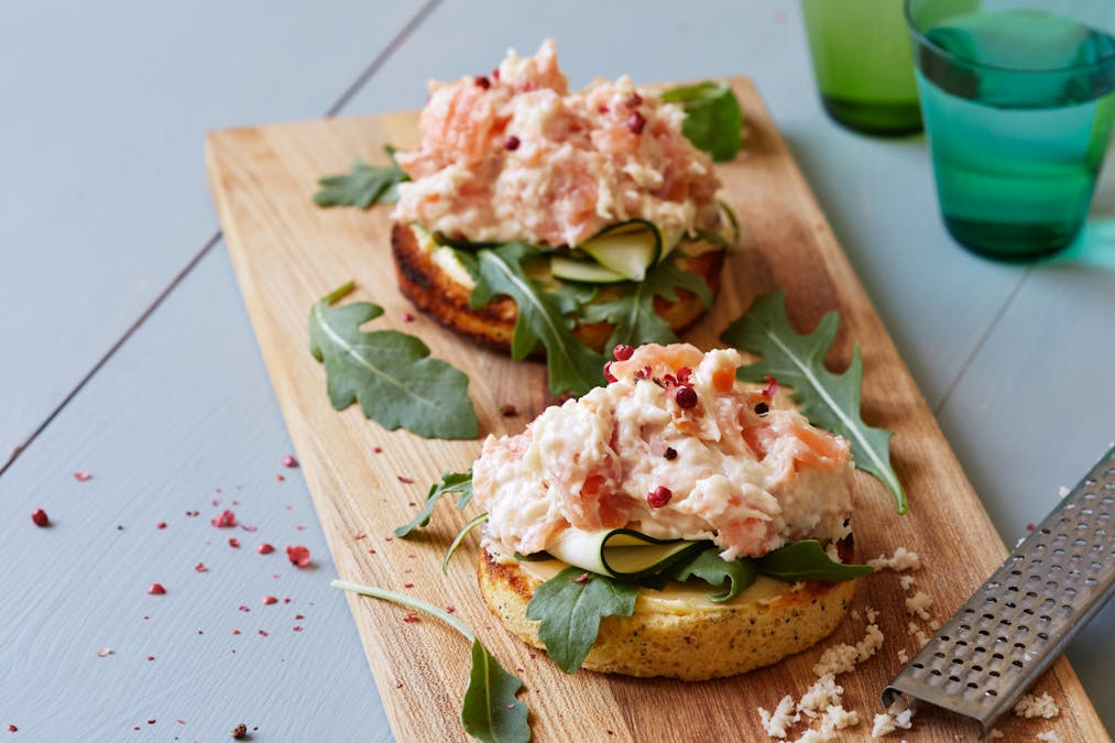 Keto sandwich with smoked salmon and horseradish cream