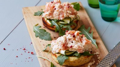 Keto sandwich with smoked salmon and horseradish cream