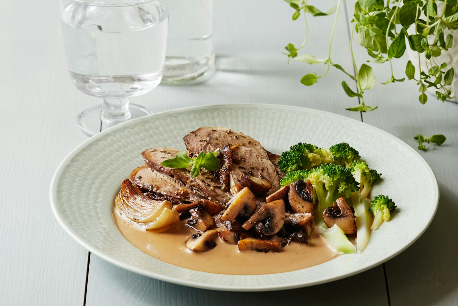 Keto Garlic Mushroom Chicken Thighs - Recipe - Diet Doctor