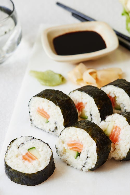 Low-carb sushi rolls
