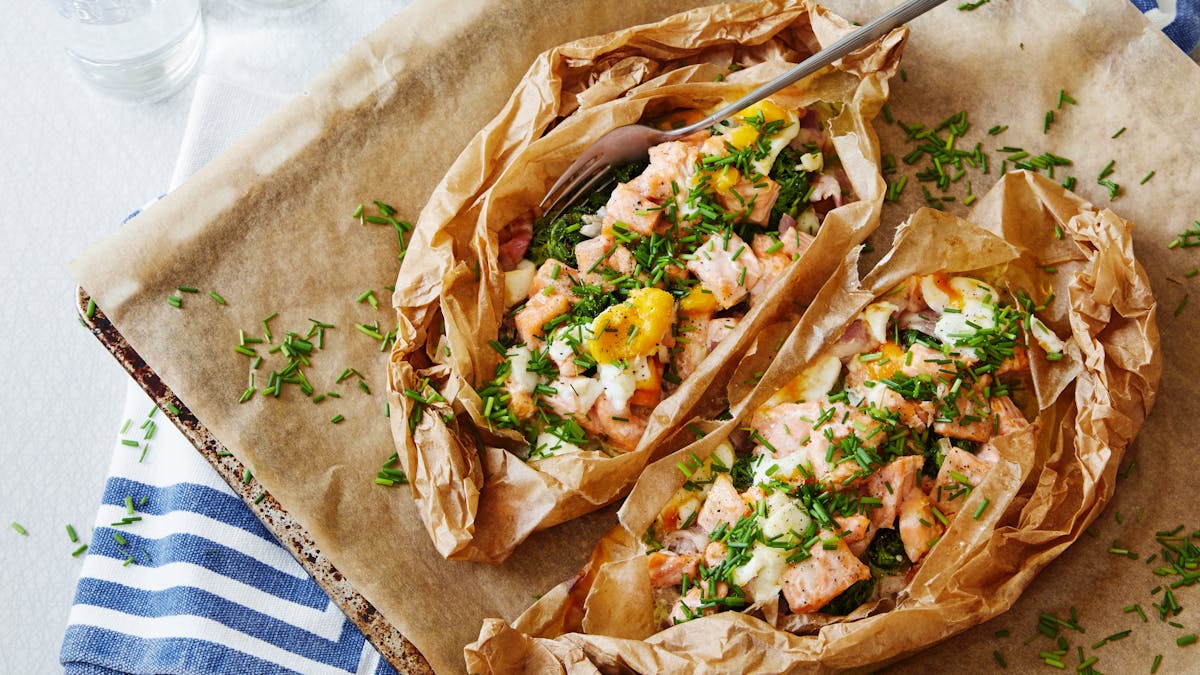Parchment-baked salmon with spinach and egg