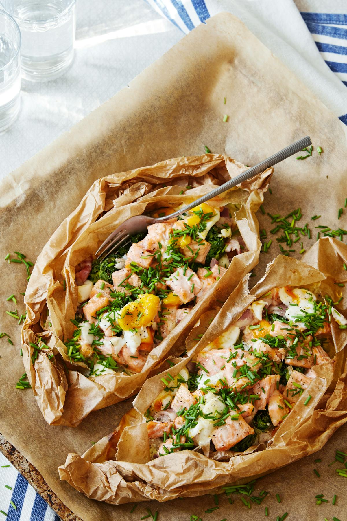 Parchment-baked salmon with spinach and egg