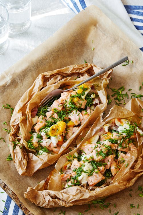 Parchment-baked salmon with spinach and egg