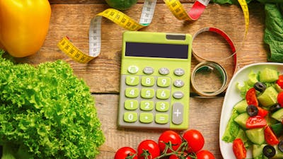 你应该在低碳水化合物饮食中计算卡路里吗?