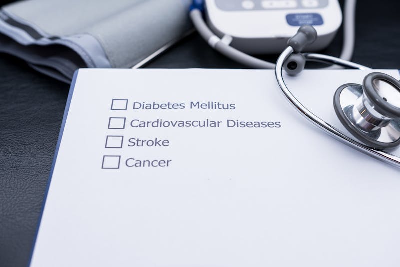 Formulário de diagnóstico colocado na mesa do médico. Doenças crônicas, a principal causa de incapacidade e morte no mundo.