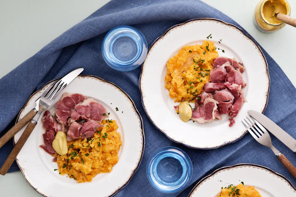 Ham hock with rutabaga-cauliflower mash