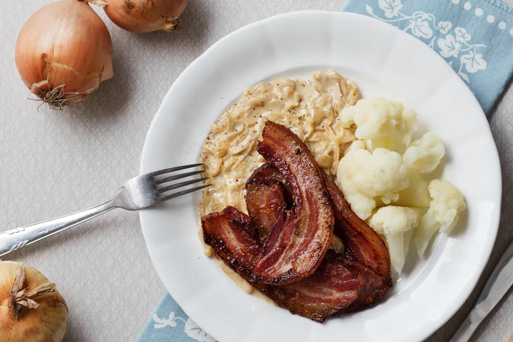 Keto crispy bacon with with onion sauce