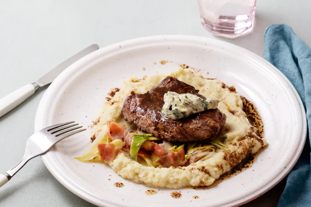 Keto beef with gravy and cabbage mash