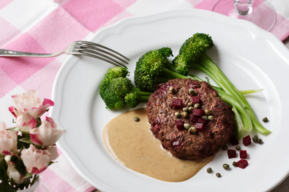 Beef burgers with beets, cream sauce and broccoli
