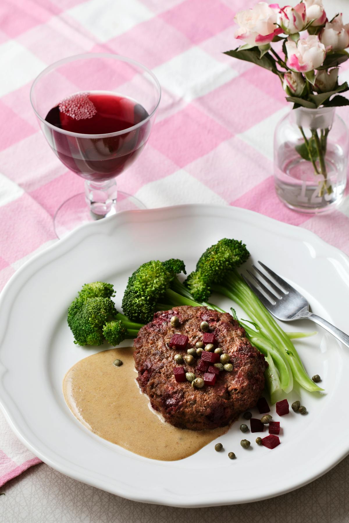 Beef burgers with beets, cream sauce and broccoli