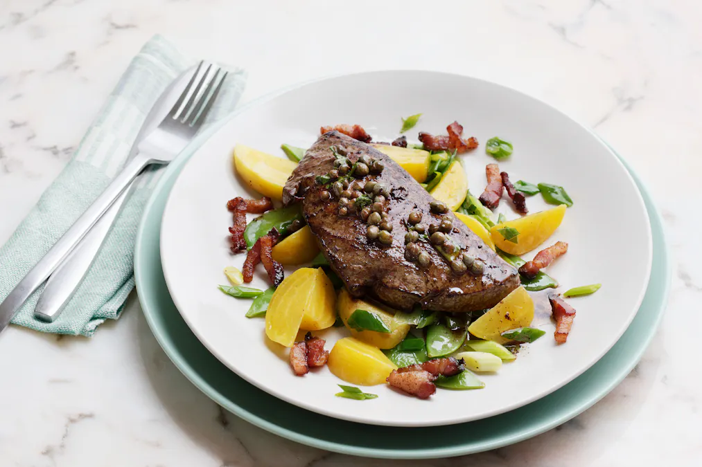 Veal liver with bacon and butter-fried veggies