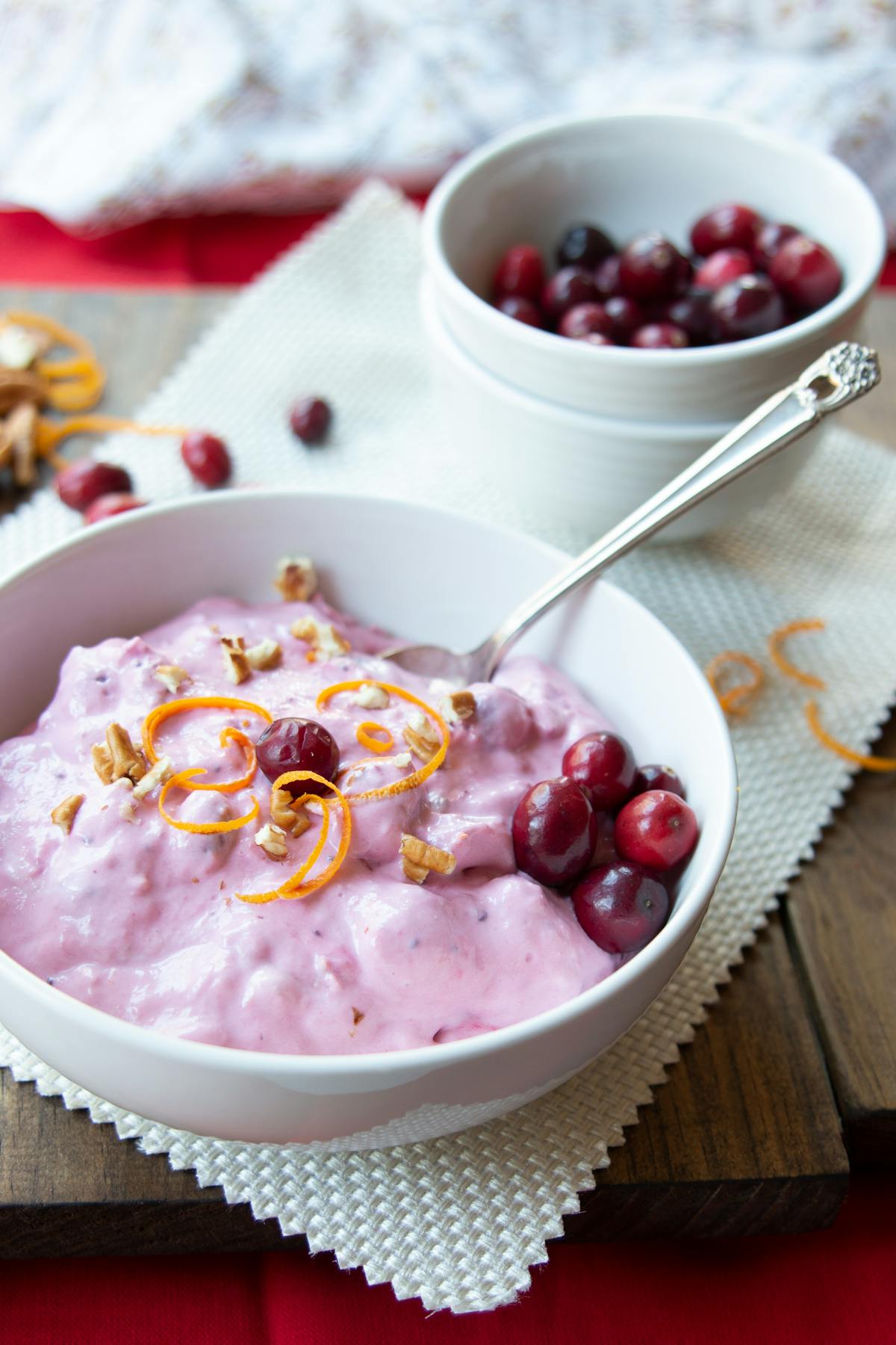 Low-carb cranberry cream with pecans