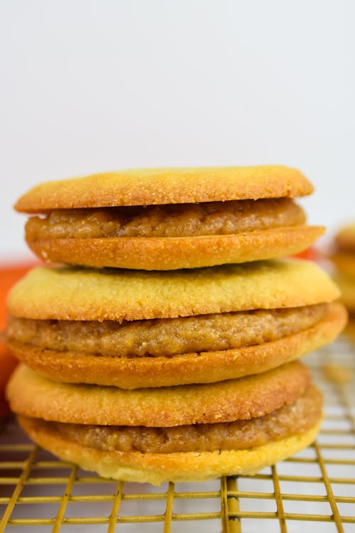 Keto Argentine cookie and caramel sandwiches (Alfajores)