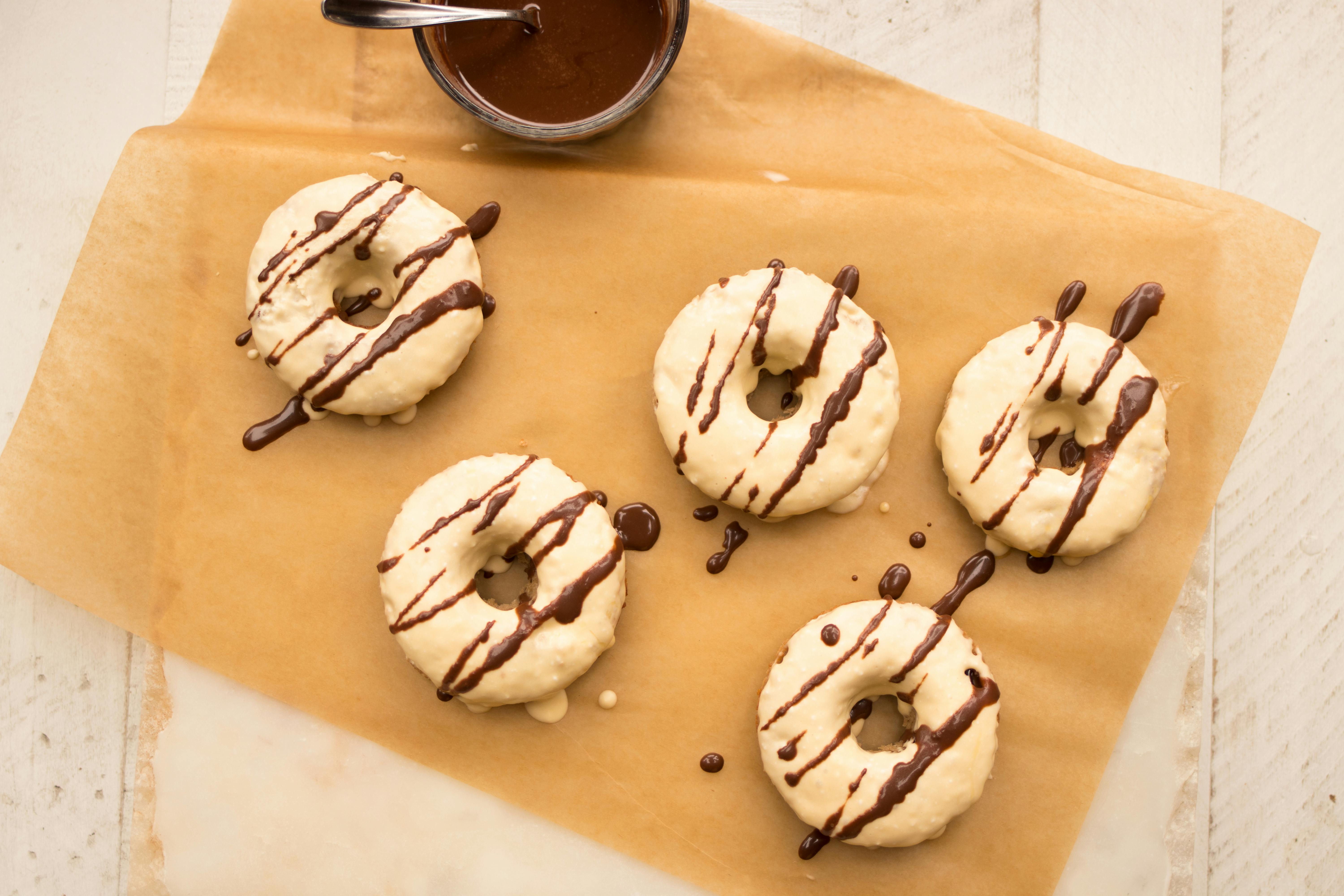 Old-fashioned keto cake donuts