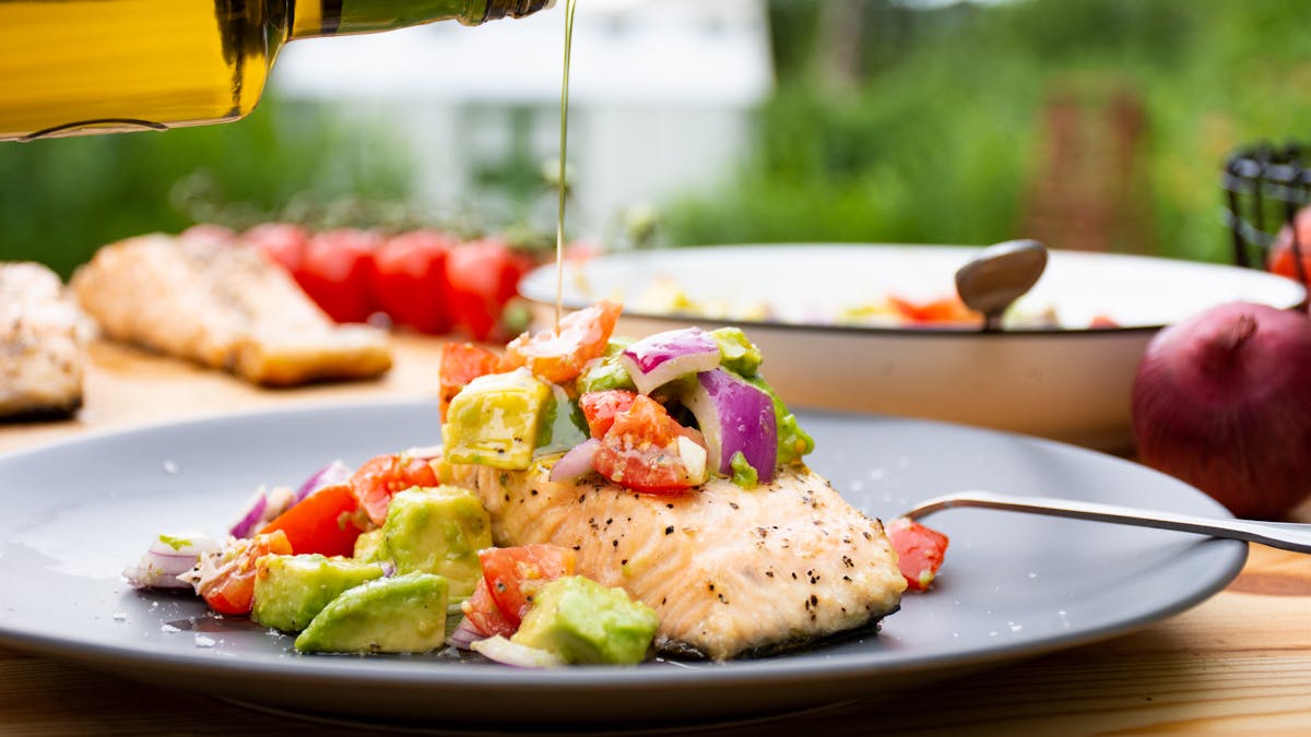 Grilled salmon with avocado topping<br />
