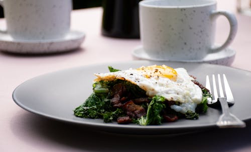 Crispy bacon & kale with fried eggs