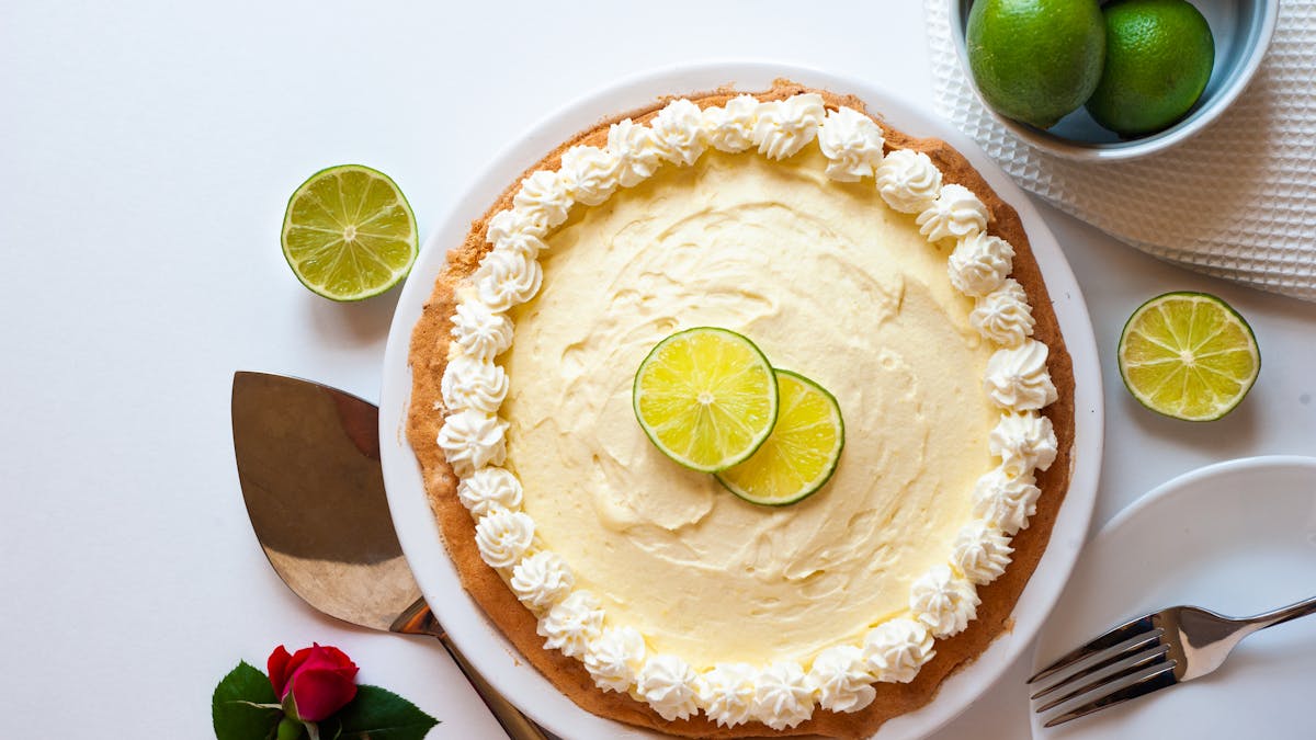 Low-carb Key lime pie with meringue crust