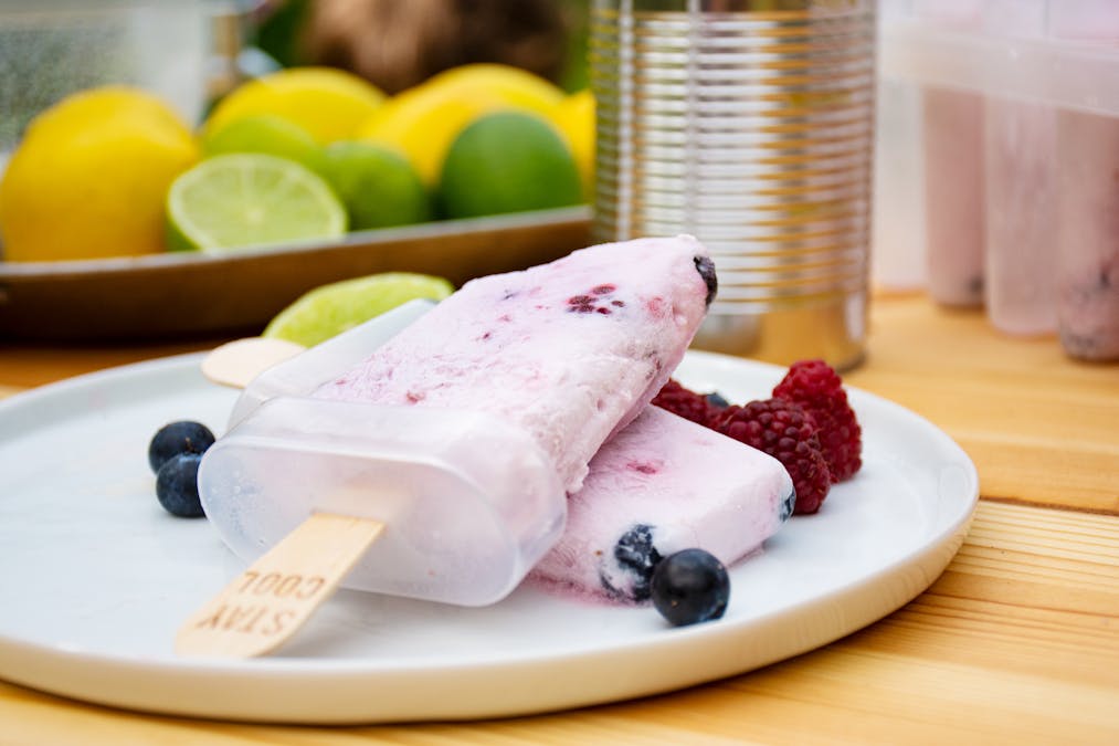 Low carb popsicles with lime and berries