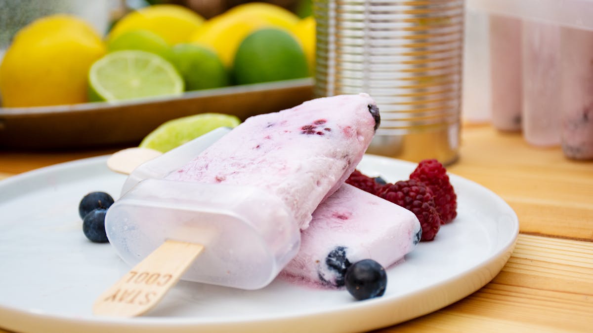 Low-carb popsicles with lime and berries