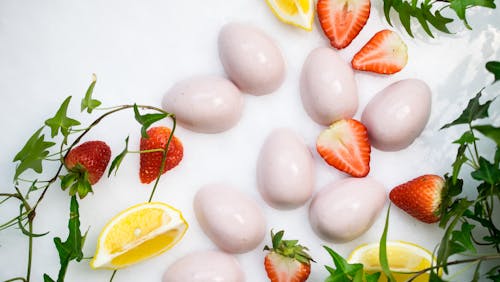 Low-carb strawberry cream gummies
