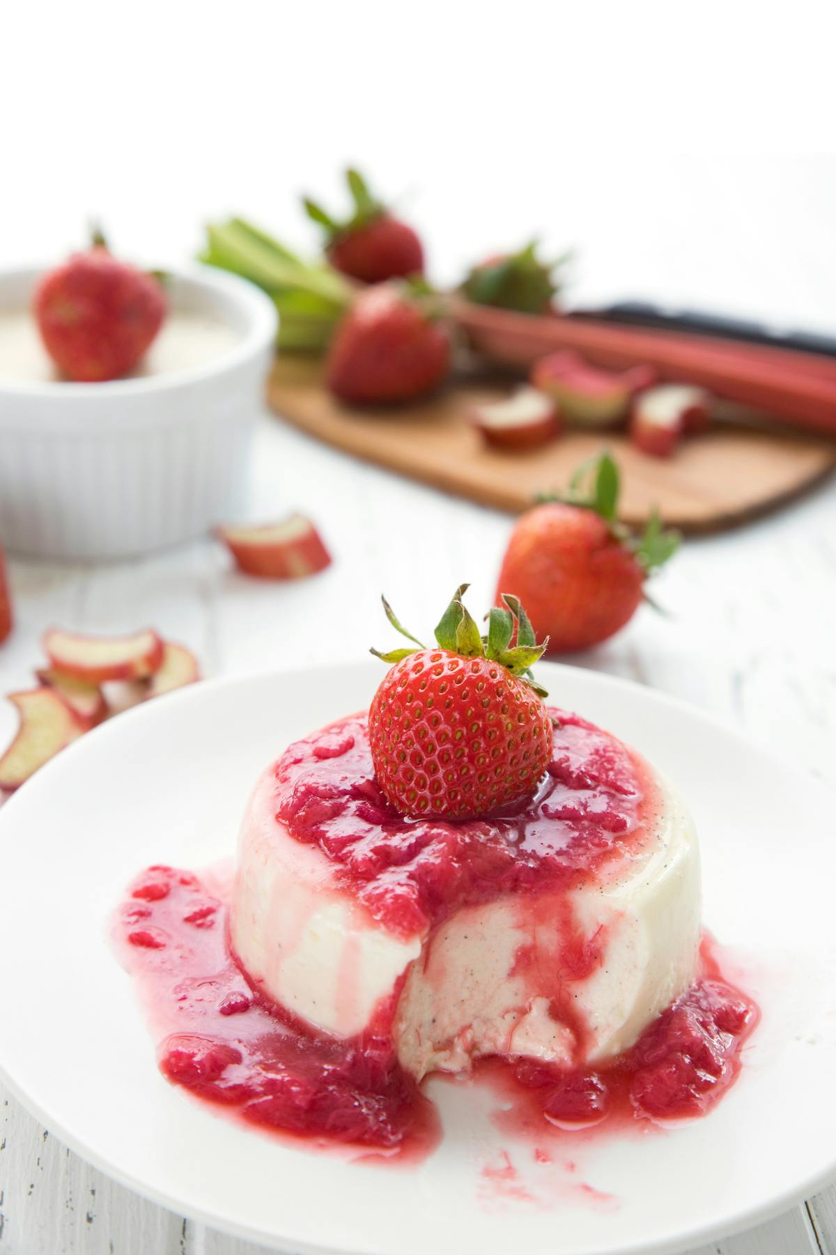 Low-carb vanilla panna cotta with strawberry rhubarb sauce