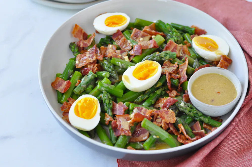 Breakfast keto chaffles with bacon and eggs - Recipe - Diet Doctor