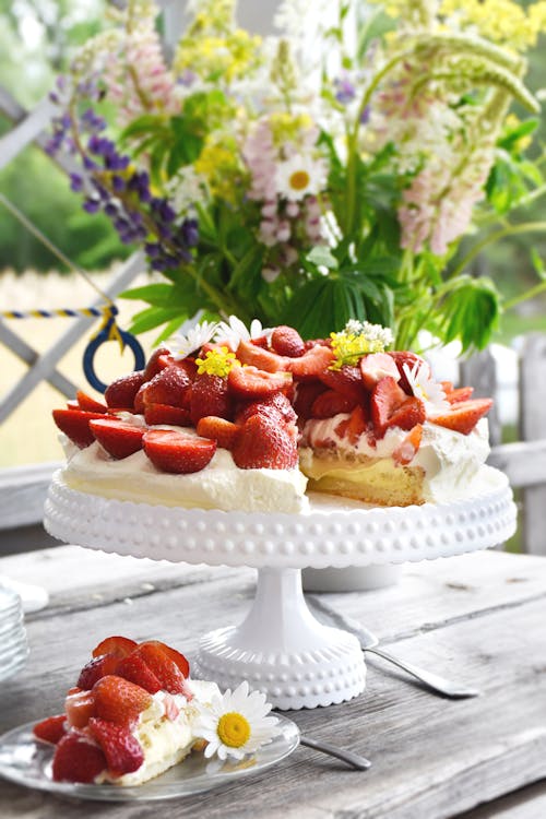 Low carb strawberry cake with vanilla buttercream