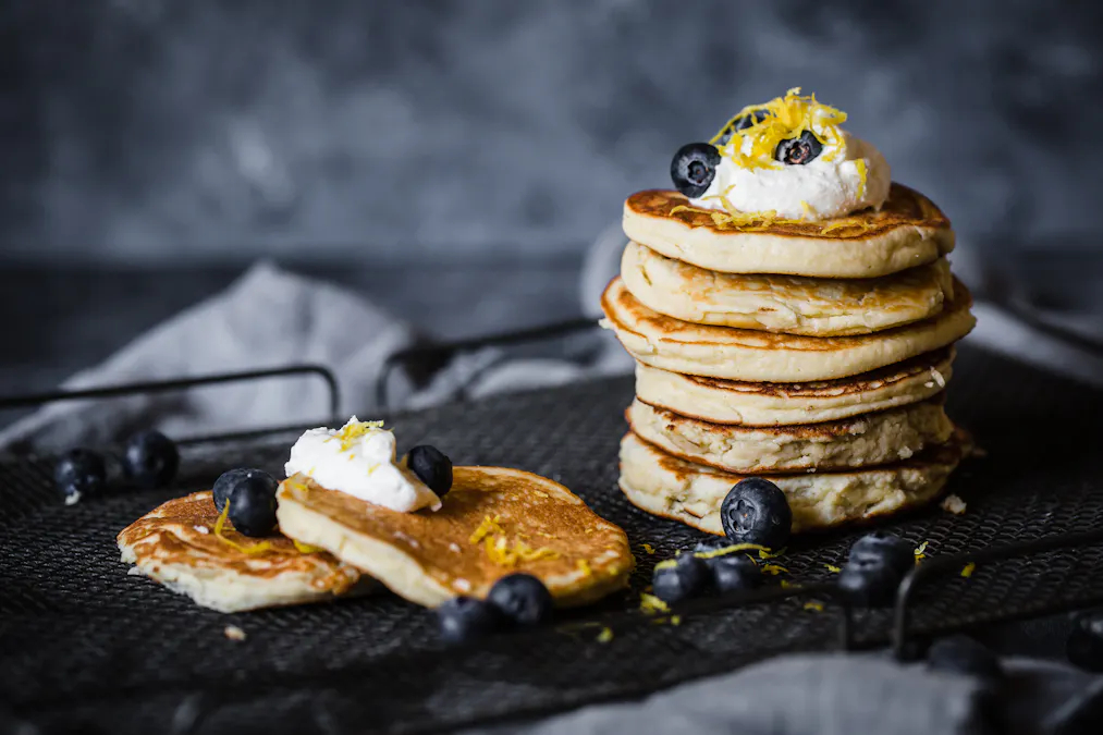Low-carb ricotta and lemon pancakes