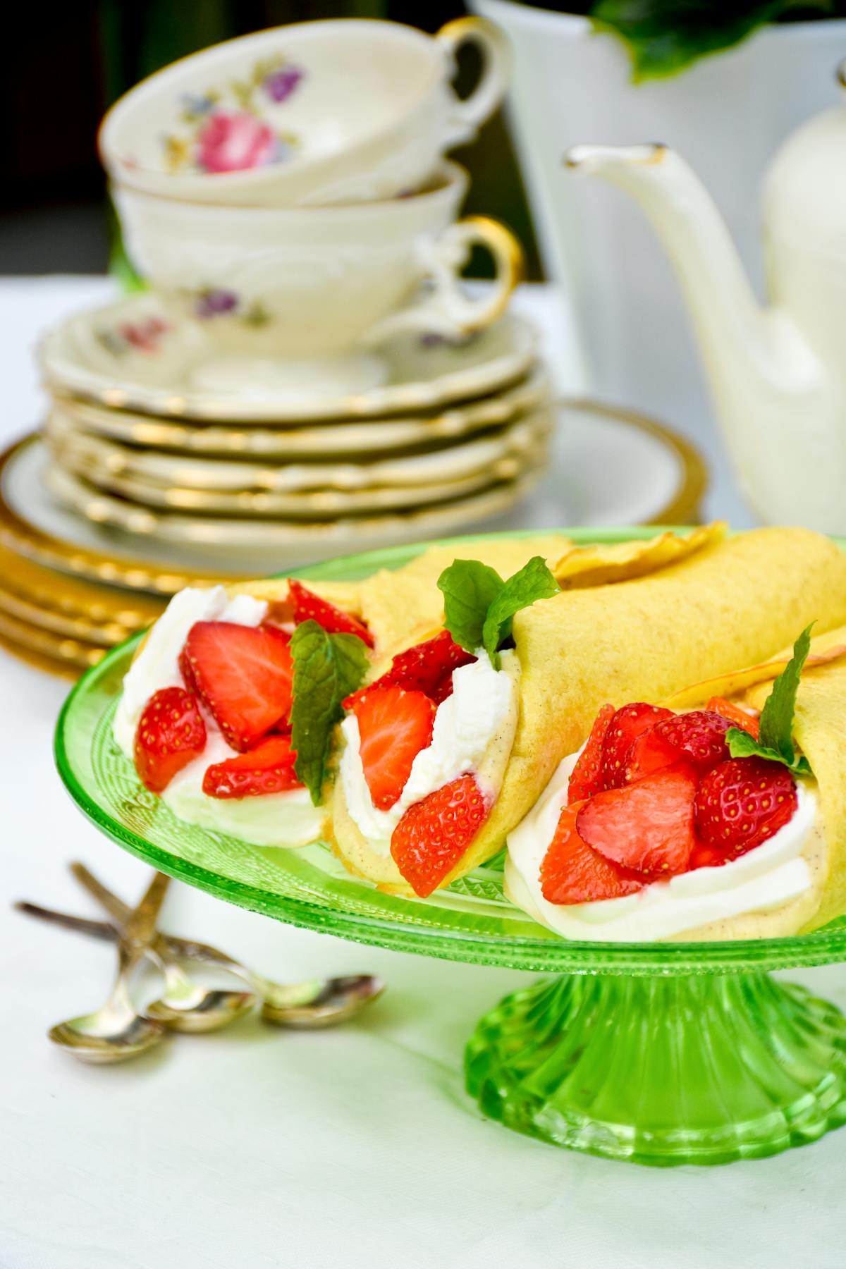 Low-carb vanilla and strawberry dessert wraps