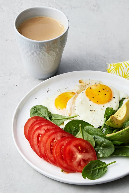 简单的生酮早餐，有煎蛋和蔬菜gydF4y2Ba