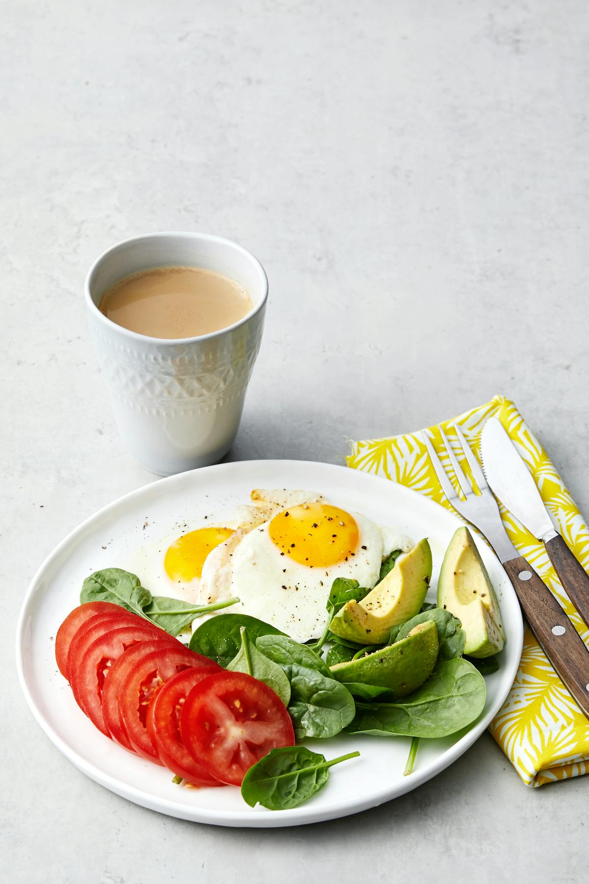 简单的生酮早餐，煎蛋和蔬菜gydF4y2Ba