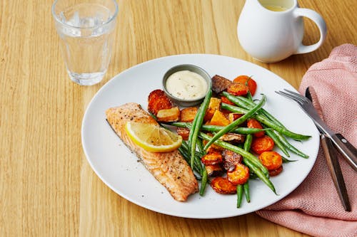 Oven-baked salmon with root vegetables, green beans and hollandaise