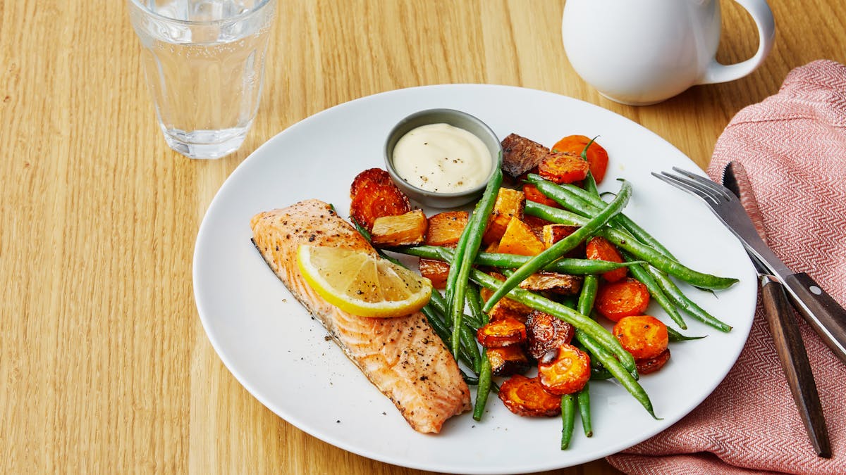 Oven-baked salmon with root vegetables, green beans and hollandaise