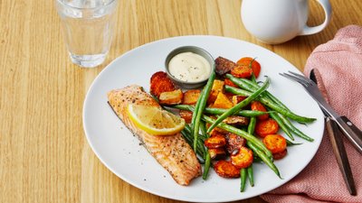 Oven-baked salmon with root vegetables, green beans and hollandaise