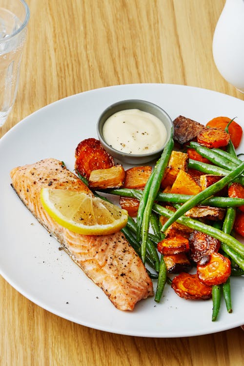 Oven-baked salmon with root vegetables, green beans and hollandaise