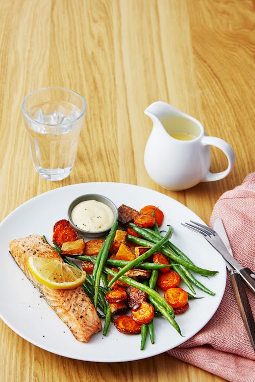 Oven-baked salmon with root vegetables, green beans and hollandaise